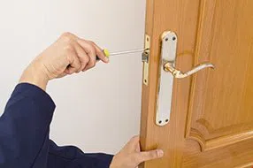 Lock Locksmith Tech Eastlake, OH 440-226-5074 - lock-changing